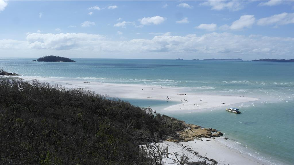 Crystal water and white sand: Whitsunday Island-Marsontheroad.com